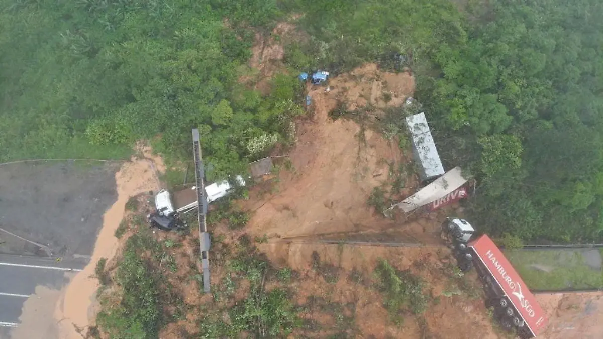 An aerial view shows a landslide in BR-376 federal road after heavy rains in Guaratuba, Parana state, Brazil November 29, 2022. Governo do Parana/AEN/Handout via REUTERS   ATTENTION EDITORS - THIS IMAGE HAS BEEN SUPPLIED BY A THIRD PARTY. NO RESALES. NO ARCHIVES.