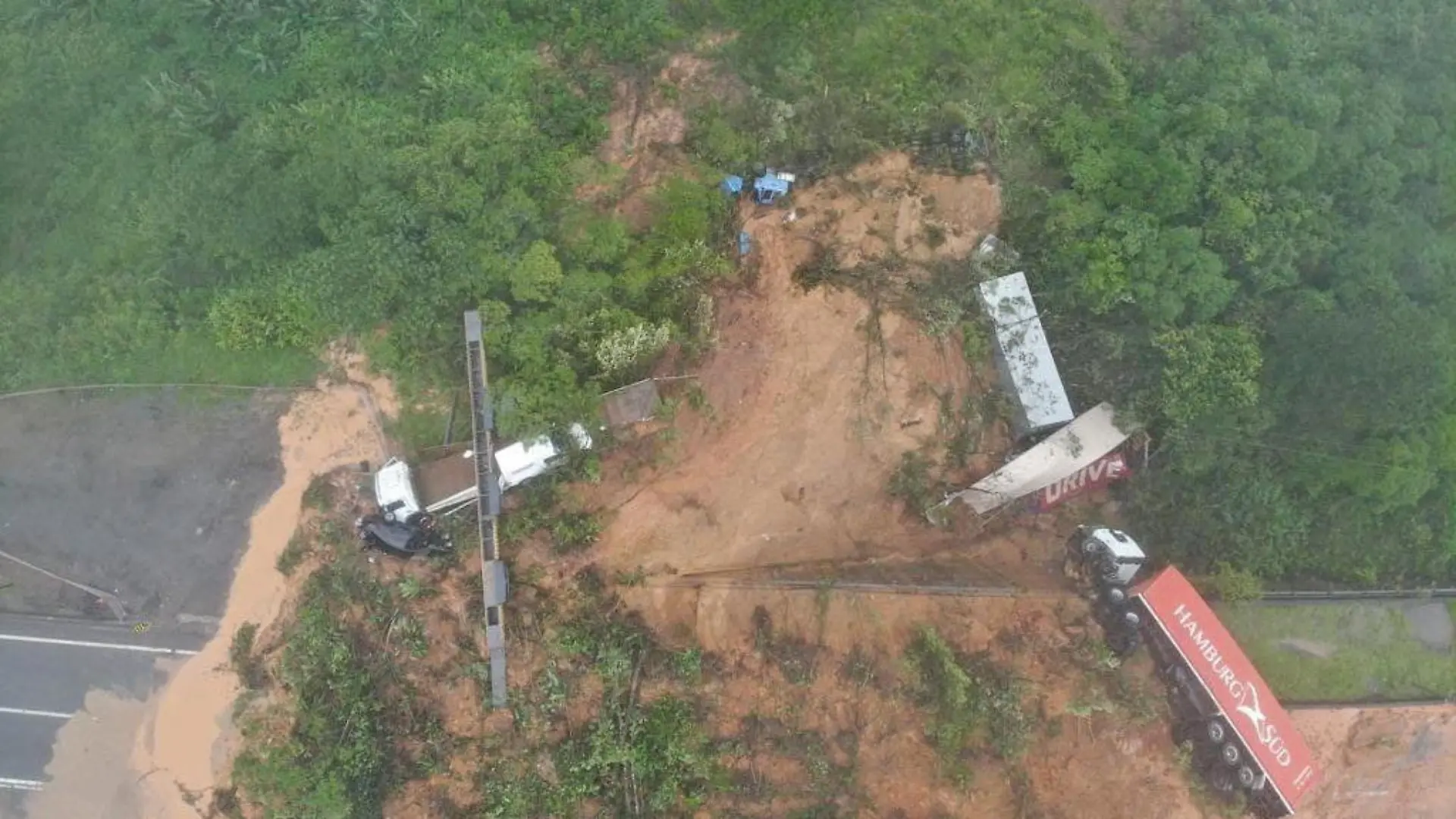 An aerial view shows a landslide in BR-376 federal road after heavy rains in Guaratuba, Parana state, Brazil November 29, 2022. Governo do Parana/AEN/Handout via REUTERS ATTENTION EDITORS - THIS IMAGE HAS BEEN SUPPLIED BY A THIRD PARTY. NO RESALES. NO ARCHIVES.