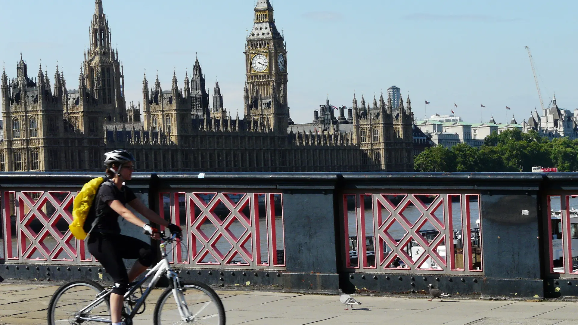 Eine Radlerin ist in Sichtweite zum Big Ben (hinten) in London unterwegs, aufgenommen im September 2010. Verstopfte Straßen und überfüllte U-Bahnen lassen immer mehr Londoner aufs Fahrrad umsteigen. Der Bürgermeister spricht von einer «Revolution auf zwei Rädern». Foto: Michael Donhauser dpa (zu Korr.-Bericht "Radelnd zum Big Ben: Fahrrad-Revolution in London" am 05.09.2010) +++(c) dpa - Bildfunk+++