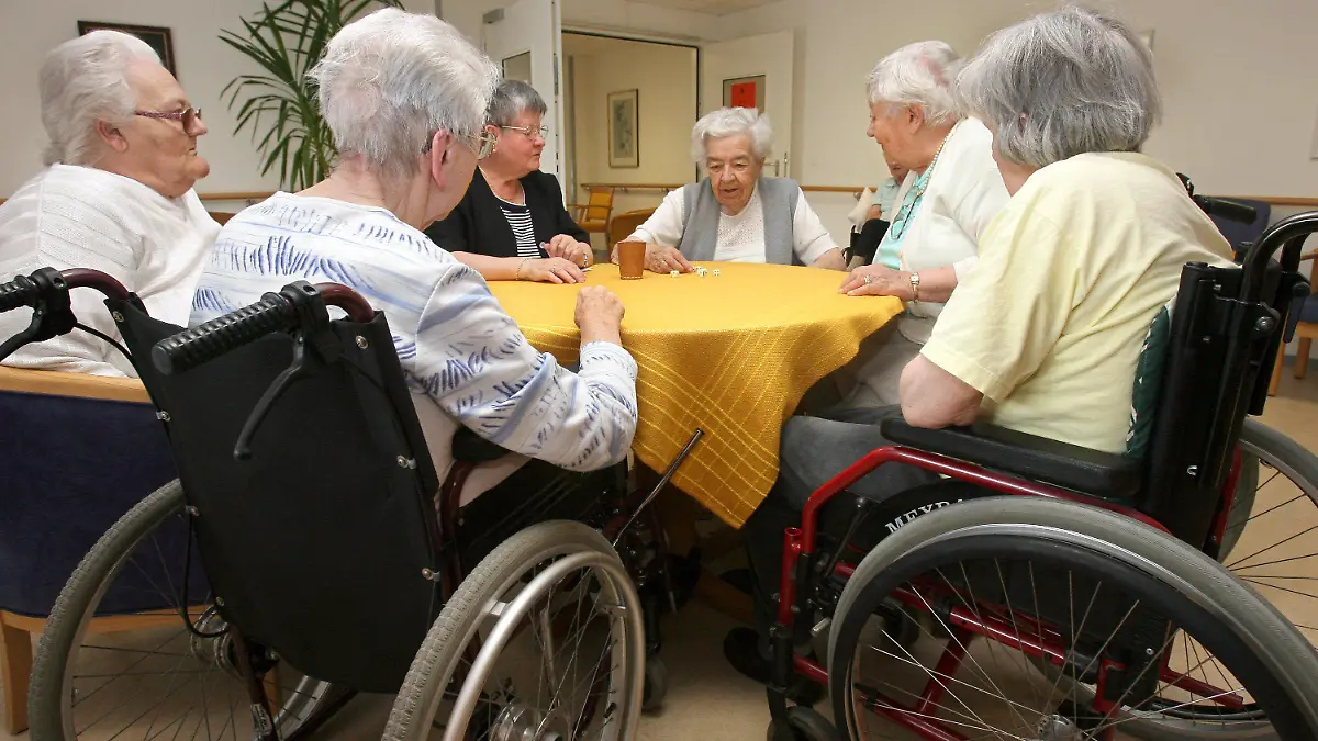ARCHIV - Seniorinnen spielen am 14.08.2007 im Pflegeheim "Haus am Kappelberg" in Fellbach ein Würfelspiel. Das Pflegeheim hat elf Plätze und eine eigene Abteilung für die Kurzzeitpflege eingerichtet. Mit Hilfe der Kurzzeitpflege können sich pflegende Angehörige erholen oder in Urlaub gehen. Foto: Norbert Försterling dpa/lsw (zu lsw-THEMA DES TAGES vom 18.08.2010)  +++(c) dpa - Bildfunk+++