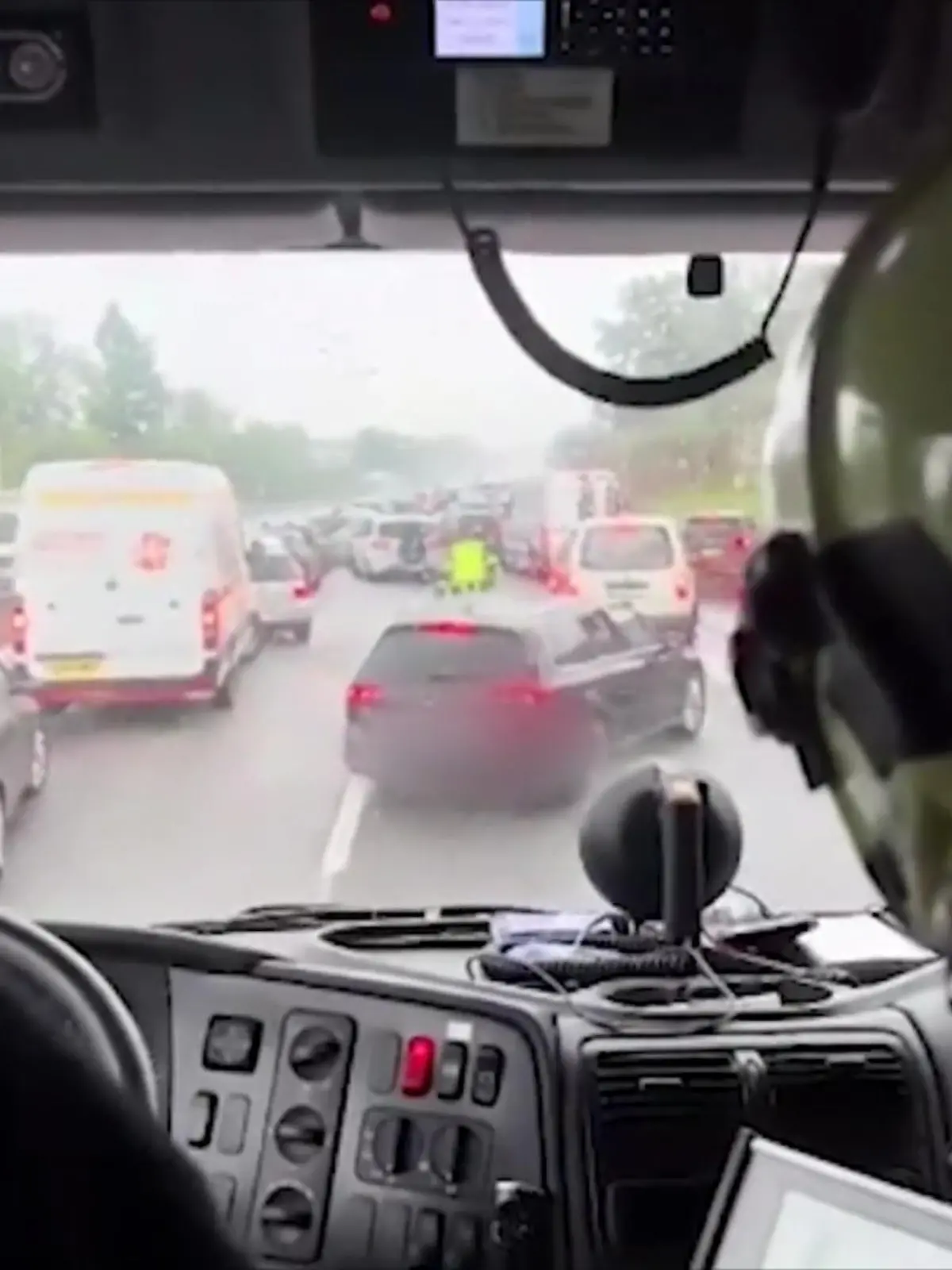 Immer wieder können Rettungskräfte nicht rechtzeitig zu Unfallopfern kommen, weil Autofahrer die Fahrbahn versperren. Was sie beim Bilden einer Rettungsgasse beachten müssen, sehen Sie im Video.