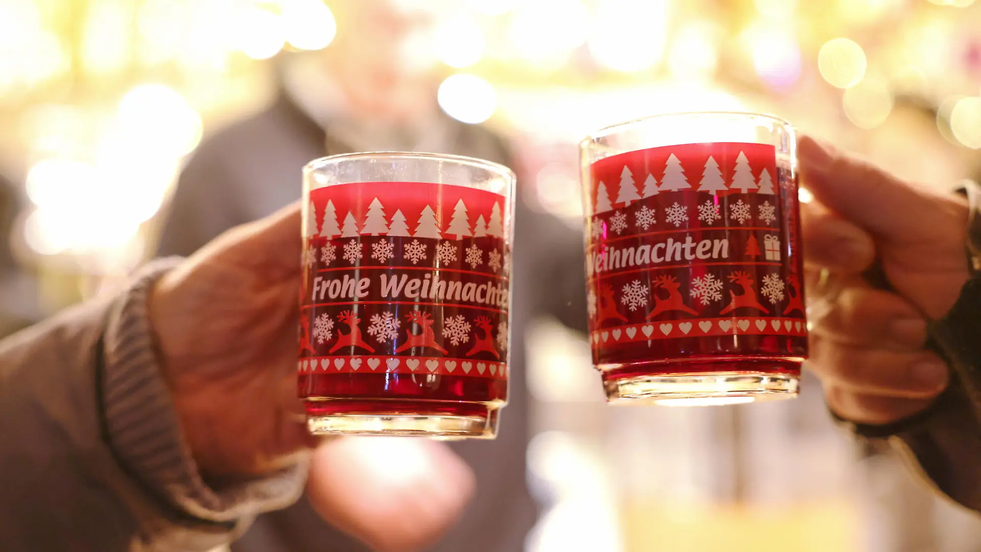 News Bilder des Tages Glühweinstand auf dem Bonner Weihnachtsmarkt am Friedensplatz Foto: Jörn Wolter *** Mulled wine stand at the Bonn Christmas market on Friedensplatz Photo Jörn Wolter