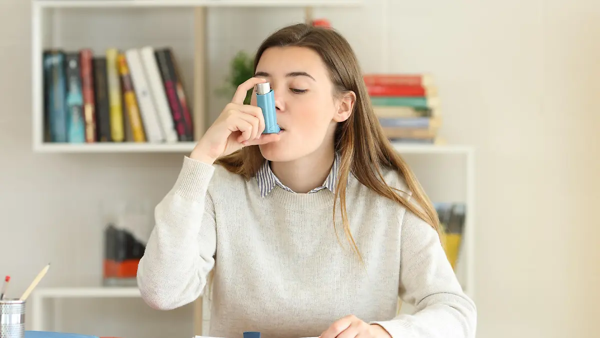 Frau benutzt Asthma-Inhalator.