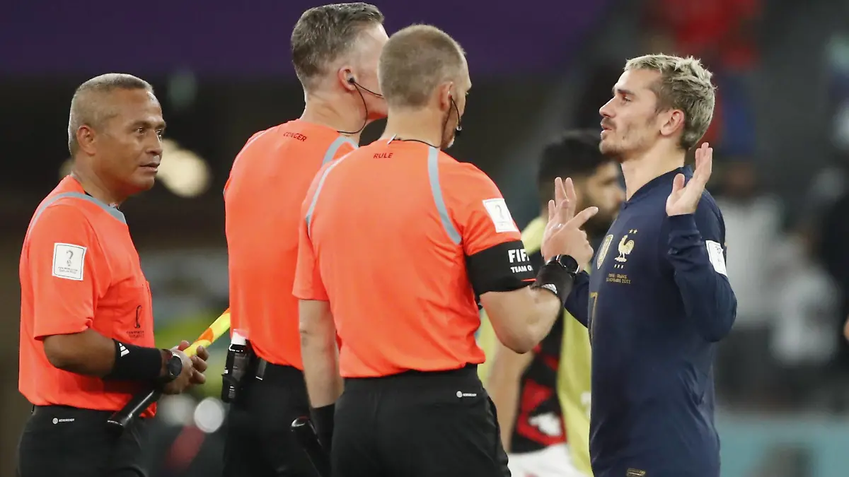 RECORD DATE NOT STATED  FIFA World Cup, WM, Weltmeisterschaft, Fussball Qatar 2022 Tunisia vs France Referee Matthew Conger of Algeria and Antoine Griezmann of France during the game Tunisia vs France, Corresponding to Group D of the FIFA World Cup Qatar 2022, at Education City Stadium, Doha, on November 30, 2022. brbr I-D, Arbitro Matthew Conger de Argelia y Antoine Griezmann de Francia durante el partido Tunez vs Francia, correspondiente al Grupo D de la Copa Mundial de la FIFA Qatar 2022, en el Estadio de la Ciudad de la Educacion, Doha, el 30 de noviembre de 2022. DOHA DOHA QATAR PUBLICATIONxNOTxINxMEXxCHNxRUS Copyright: xAndresxPinax 20221130_16580 