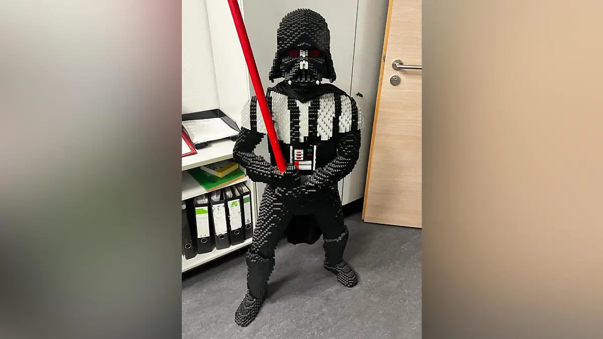 Die Darth Vader Legofigur stand ursprünglich in einem Kaufhaus in Hannover.