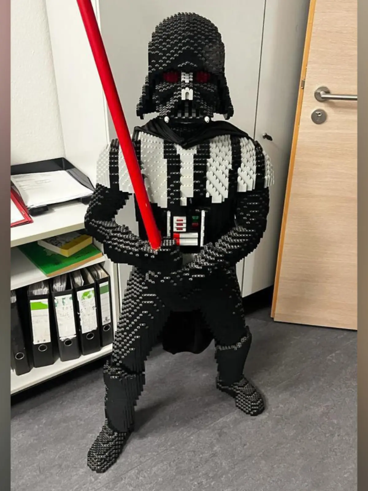 Die Darth Vader Legofigur stand ursprünglich in einem Kaufhaus in Hannover.