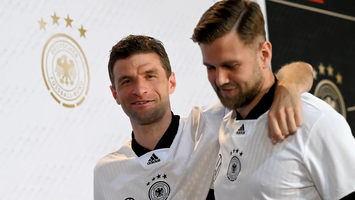 29.11.2022, Katar, Al-Shamal: Fußball, WM 2022 in Katar, Nationalmannschaft, Deutschland, Pressekonferenz, Deutschlands Thomas Müller (rl und Deutschlands Niclas Füllkrug nach einer Pk. Foto: Federico Gambarini/dpa +++ dpa-Bildfunk +++