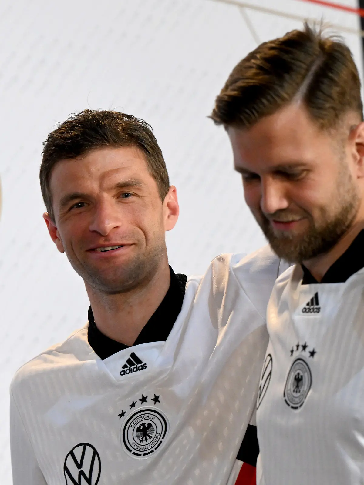 29.11.2022, Katar, Al-Shamal: Fußball, WM 2022 in Katar, Nationalmannschaft, Deutschland, Pressekonferenz, Deutschlands Thomas Müller (rl und Deutschlands Niclas Füllkrug nach einer Pk. Foto: Federico Gambarini/dpa +++ dpa-Bildfunk +++