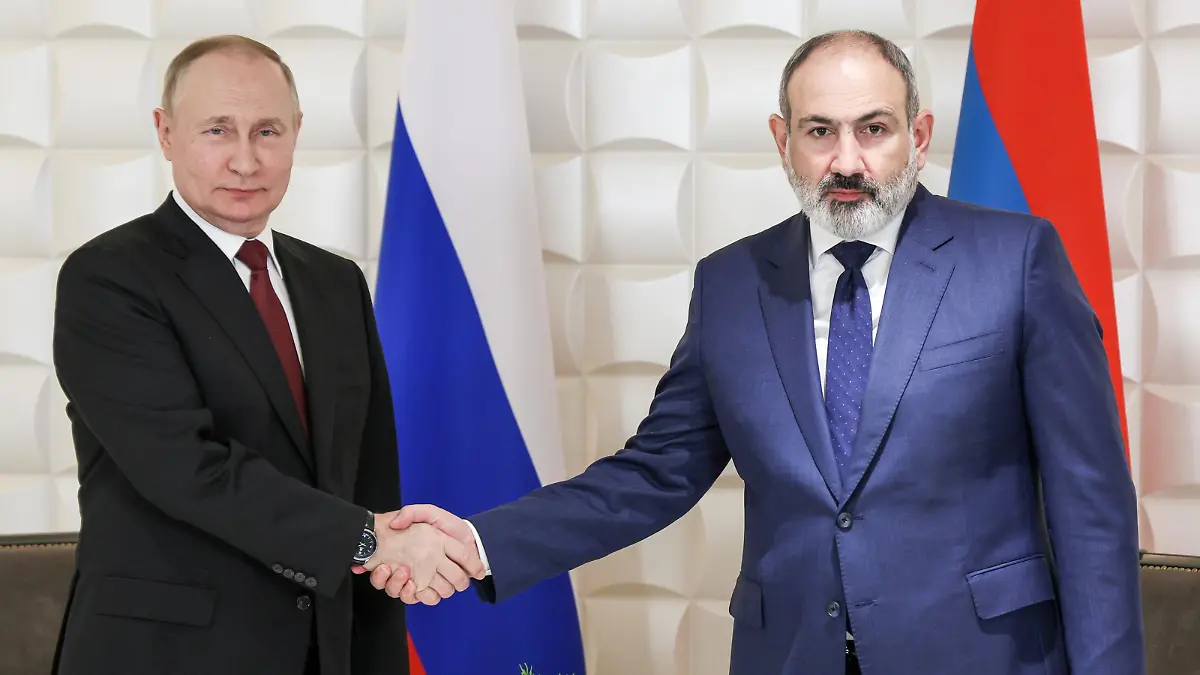 ARMENIA, YEREVAN - NOVEMBER 23, 2022: Russia's President Vladimir Putin (L) and Armenia's President Nikol Pashinyan shake hands as they meet after a meeting of the CSTO (Collective Security Treaty Organisation) Collective Security Council at the Dvin hotel. Vladimir Smirnov/TASS / action press