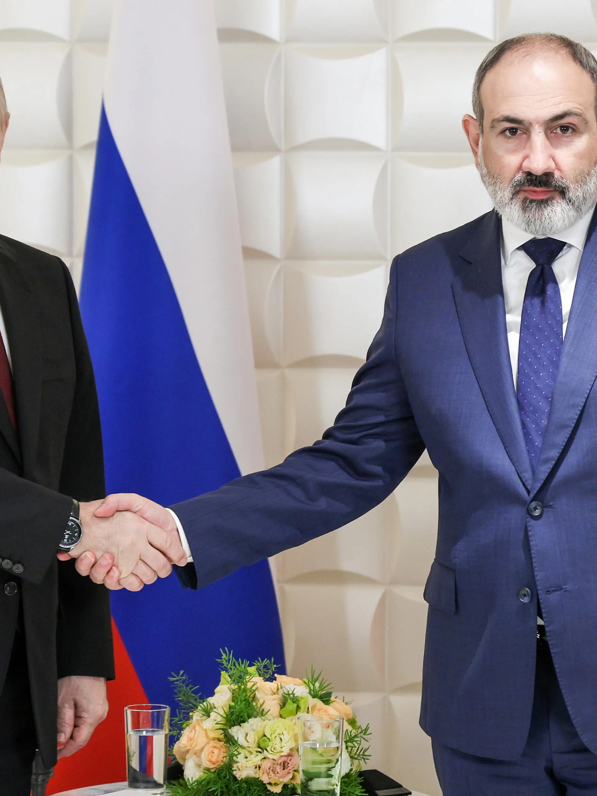 ARMENIA, YEREVAN - NOVEMBER 23, 2022: Russia's President Vladimir Putin (L) and Armenia's President Nikol Pashinyan shake hands as they meet after a meeting of the CSTO (Collective Security Treaty Organisation) Collective Security Council at the Dvin hotel. Vladimir Smirnov/TASS / action press