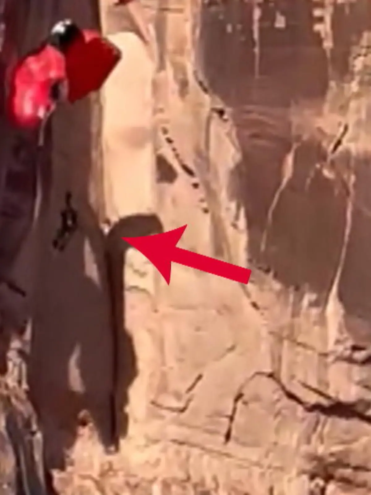 Wie verdammt gefährlich Basejumping ist, das zeigt dieses Handyvideo aus Utah. Der Springer verschätzt sich, trifft die Klippe und stürzt in die Tiefe. Glücklicherweise verheddert sich sein Schirm an der Felswand, sodass er hier in rund 20 Metern Höhe über dem Erdboden baumelt.