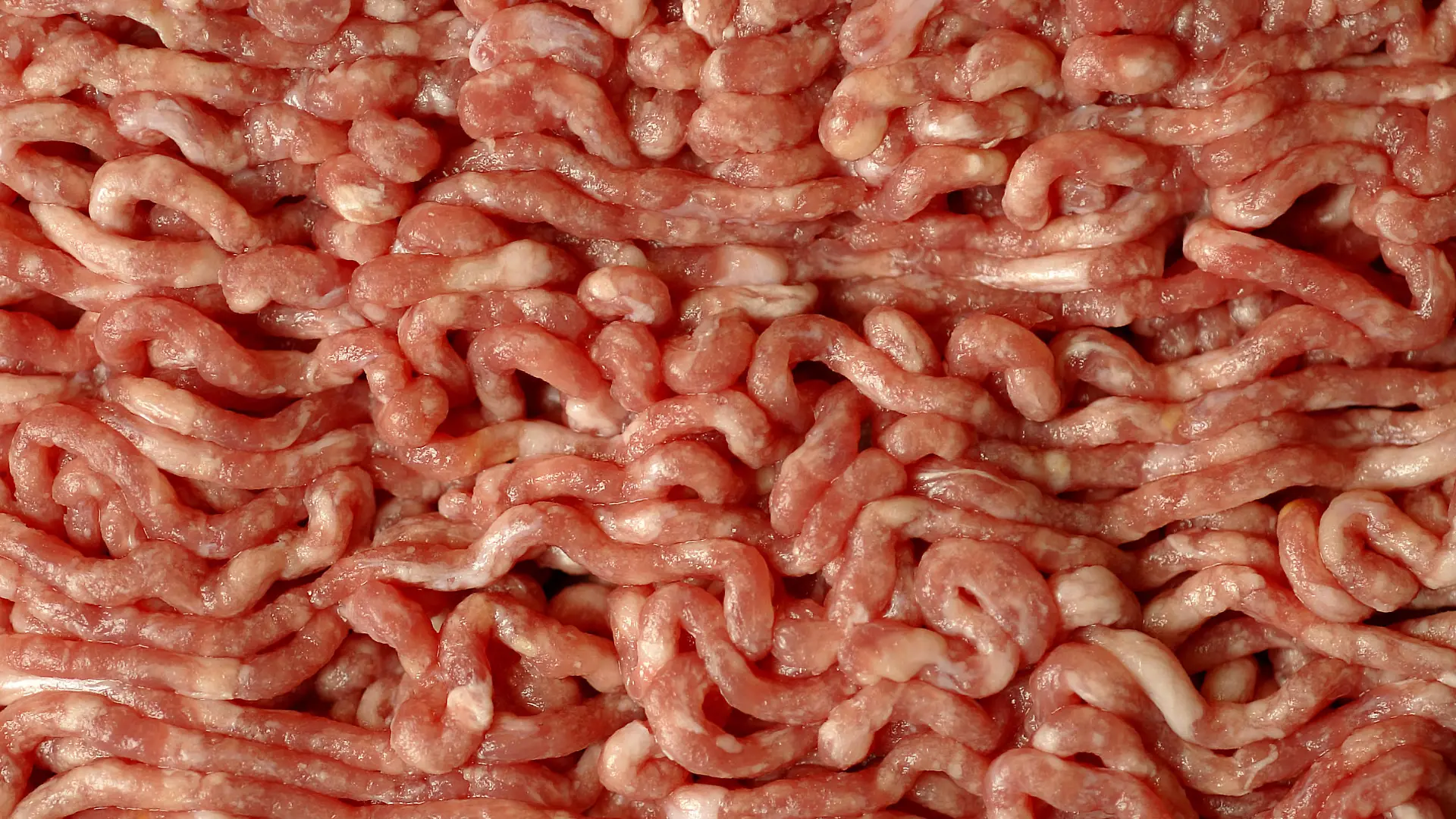 ARCHIV - Gemischtes Hackfleisch vom Schwein und Rind (Archivfoto vom 12.12.2005 zur Illustration). Eine Firma in Würzburg soll Schlachtabfälle umetikettiert und illegal als Lebensmittel verkauft haben. Nach Angaben des Landesamtes für Gesundheit und Lebensmittelsicherheit (LGL) waren bei einer Routinekontrolle des Veterinäramtes Würzburg Auffälligkeiten festgestellt worden. Dem Betrieb sei bereits die Zulassung entzogen worden. Die Staatsanwaltschaft ermittele wegen des Verdachts der missbräuchlichen Nutzung von Handelspapieren, berichtete das LGL am Mittwoch (16.04.2008) in Erlangen. Foto: Felix Heyder dpa/lby +++(c) dpa - Bildfunk+++
