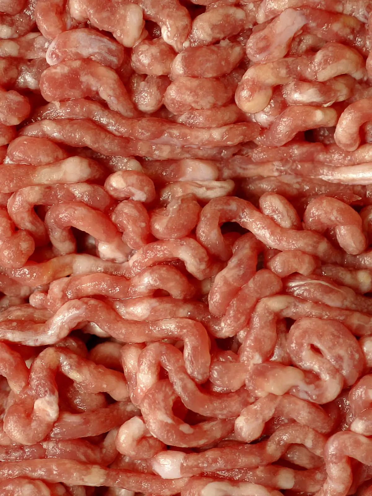 ARCHIV - Gemischtes Hackfleisch vom Schwein und Rind (Archivfoto vom 12.12.2005 zur Illustration). Eine Firma in Würzburg soll Schlachtabfälle umetikettiert und illegal als Lebensmittel verkauft haben. Nach Angaben des Landesamtes für Gesundheit und Lebensmittelsicherheit (LGL) waren bei einer Routinekontrolle des Veterinäramtes Würzburg Auffälligkeiten festgestellt worden. Dem Betrieb sei bereits die Zulassung entzogen worden. Die Staatsanwaltschaft ermittele wegen des Verdachts der missbräuchlichen Nutzung von Handelspapieren, berichtete das LGL am Mittwoch (16.04.2008) in Erlangen. Foto: Felix Heyder dpa/lby +++(c) dpa - Bildfunk+++
