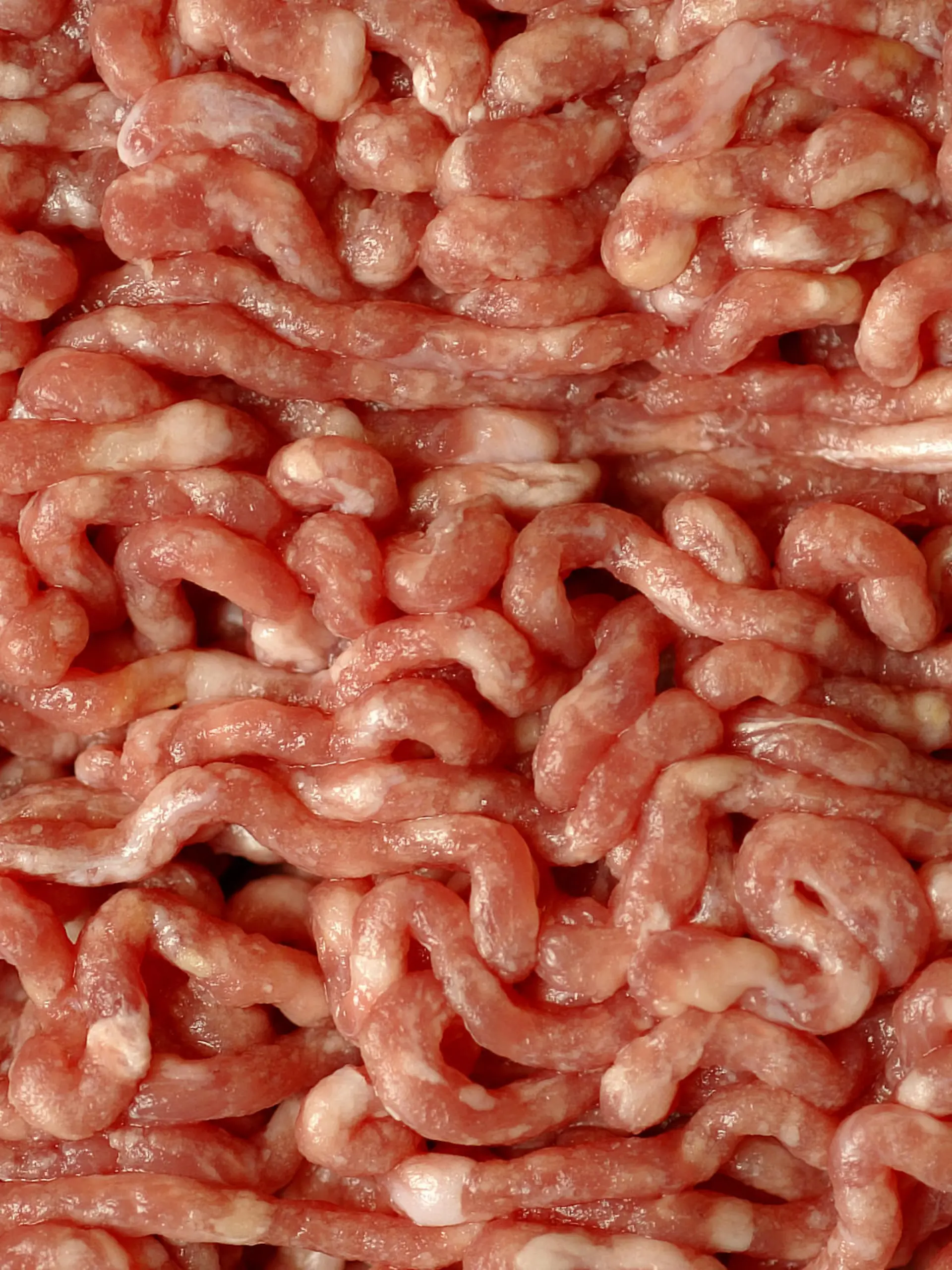 ARCHIV - Gemischtes Hackfleisch vom Schwein und Rind (Archivfoto vom 12.12.2005 zur Illustration). Eine Firma in Würzburg soll Schlachtabfälle umetikettiert und illegal als Lebensmittel verkauft haben. Nach Angaben des Landesamtes für Gesundheit und Lebensmittelsicherheit (LGL) waren bei einer Routinekontrolle des Veterinäramtes Würzburg Auffälligkeiten festgestellt worden. Dem Betrieb sei bereits die Zulassung entzogen worden. Die Staatsanwaltschaft ermittele wegen des Verdachts der missbräuchlichen Nutzung von Handelspapieren, berichtete das LGL am Mittwoch (16.04.2008) in Erlangen. Foto: Felix Heyder dpa/lby +++(c) dpa - Bildfunk+++