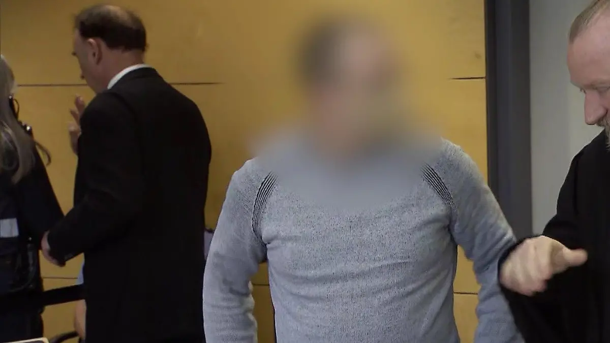 Das Gericht hat entschieden: Der Nebenangeklagte Florian V. ist des Mordes an den Polizisten Alexander und Yasmin, nicht schuldig.