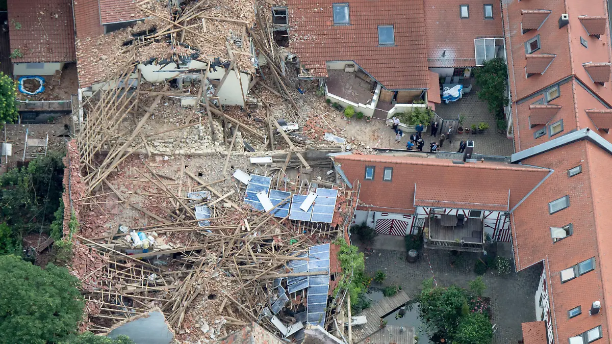 Die Aufnahme aus der Luft zeigt am 08.07.2015 das Ausmaß der Zerstörungen in Framersheim (Rheinland-Pfalz), nachdem ein Sturm am Vorabend durch den kleinen Ort gezogen war. Die Schäden gehen in die Millionen. Foto: Boris Roessler/dpa +++(c) dpa - Bildfunk+++