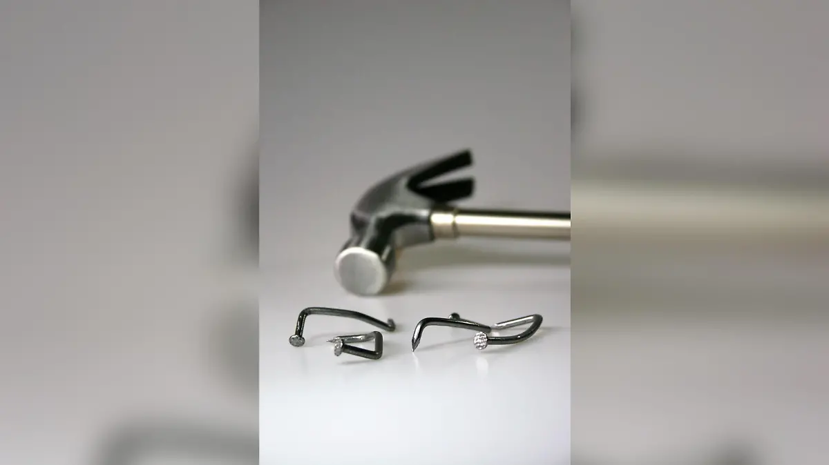Mit einem Hammer soll der 33-Jährige auf seine Eltern eingeschlagen haben. (Symbolbild)