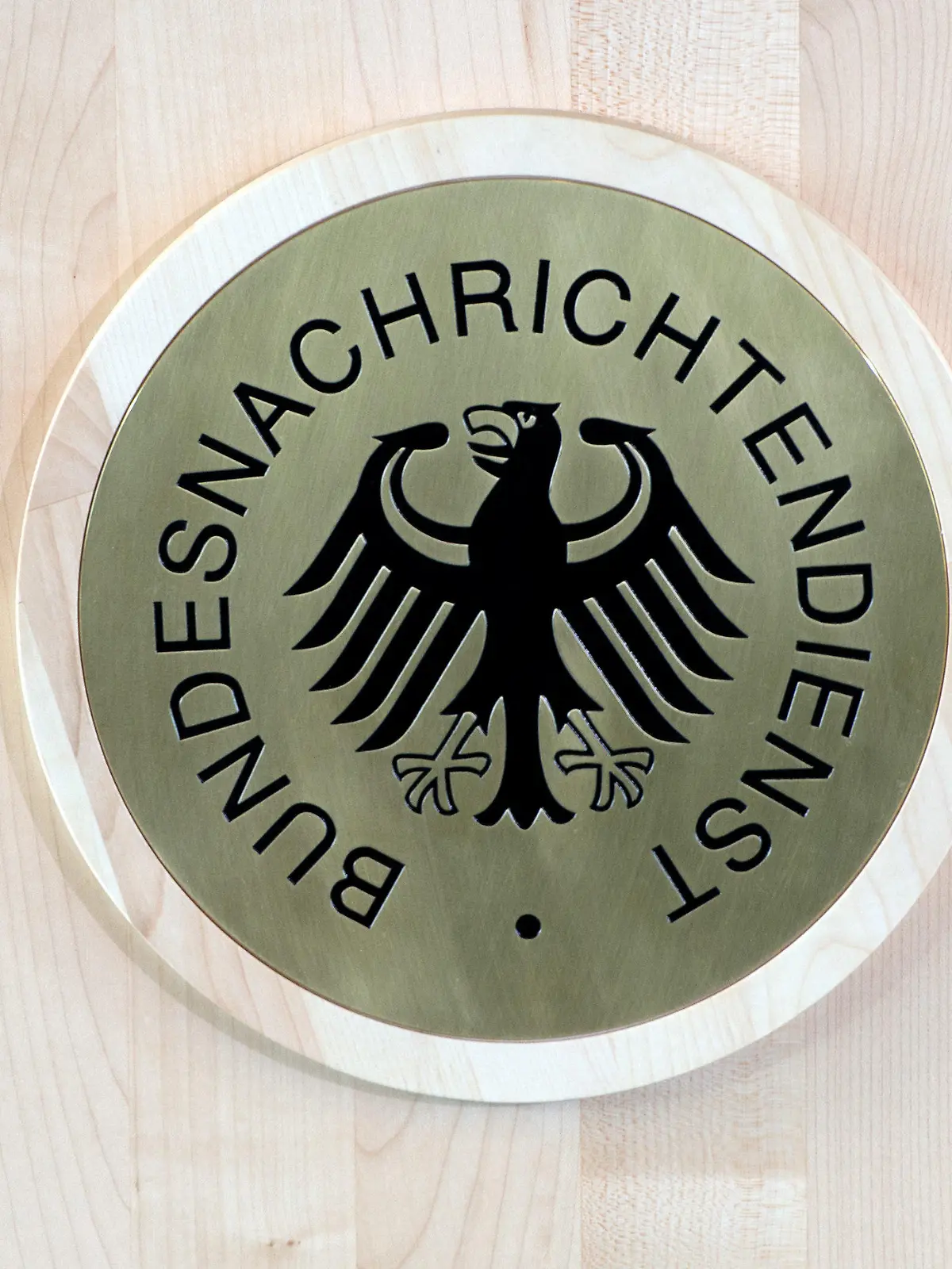 ARCHIV - Das Logo des Bundesnachrichtendienstes (BDN), aufgenommen am 31.03.214 in Berlin. Foto: Soeren Stache/dpa    (zu dpa "NSA-Untersuchungsausschuss beleuchtet Kooperation von BND und NSA" vom 25.09.2014) +++(c) dpa - Bildfunk+++