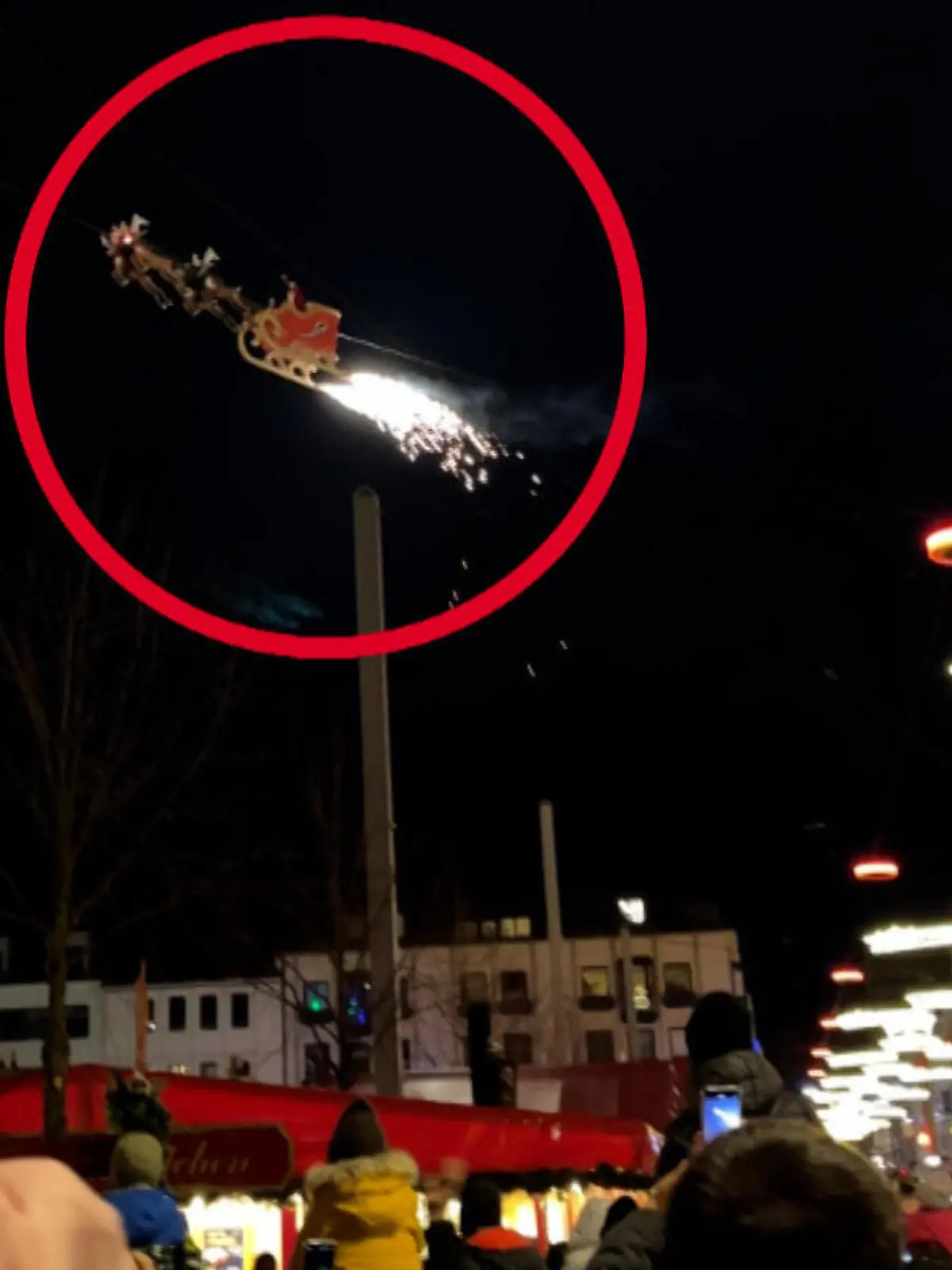 Das Kasseler Stadtmarketing hat sich für den Weihnachtsmarkt etwas ganz Besonderes einfallen lassen: Der Weihnachtsmarkt fliegt hier höchstpersönlich im Rentierschlitten über die Köpfe der Besucher hinweg!