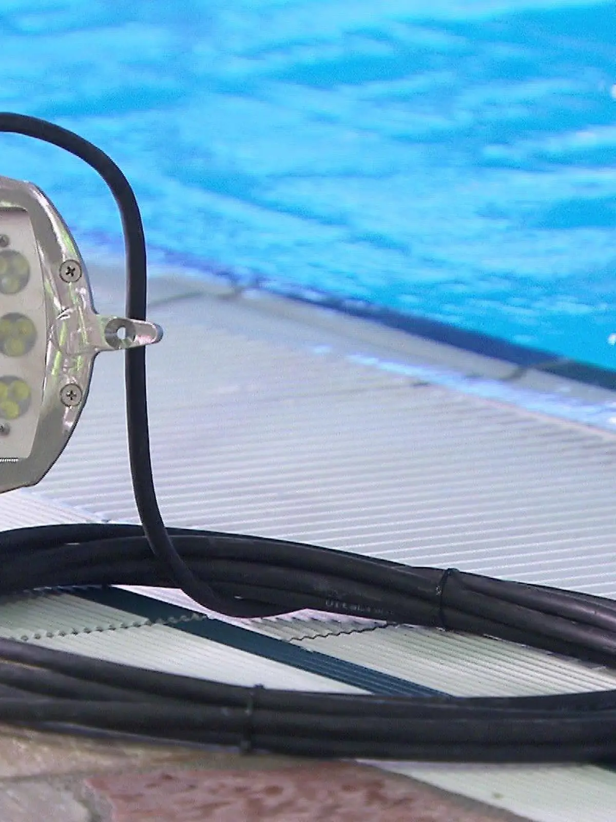 14 solcher Kameras sind im Schwimmbecken
