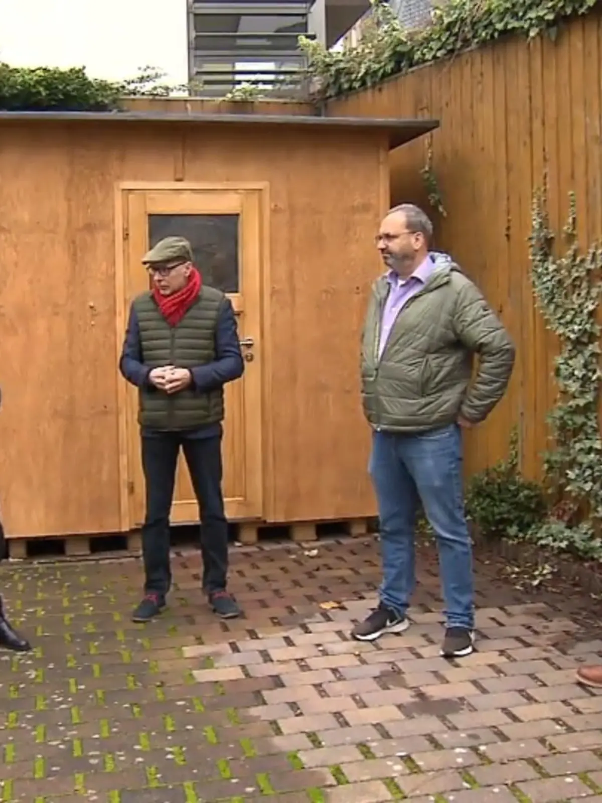 Von besinnlicher Adventszeit spüren sie oft nichts: Für Obdachlose bricht mit dem Dezember die härteste Zeit des Jahres an. Ein Dach über dem Kopf zu haben – das ist im Winter noch einmal wichtiger als im Sommer. Doch etwa 150 Wiesbadener haben dieses Glück nicht. Wie das Projekt „Dach überm Kopf“ nun mit Holzhütten in der Innenstadt den festen Wohnsitz ersetzen will – im Video!