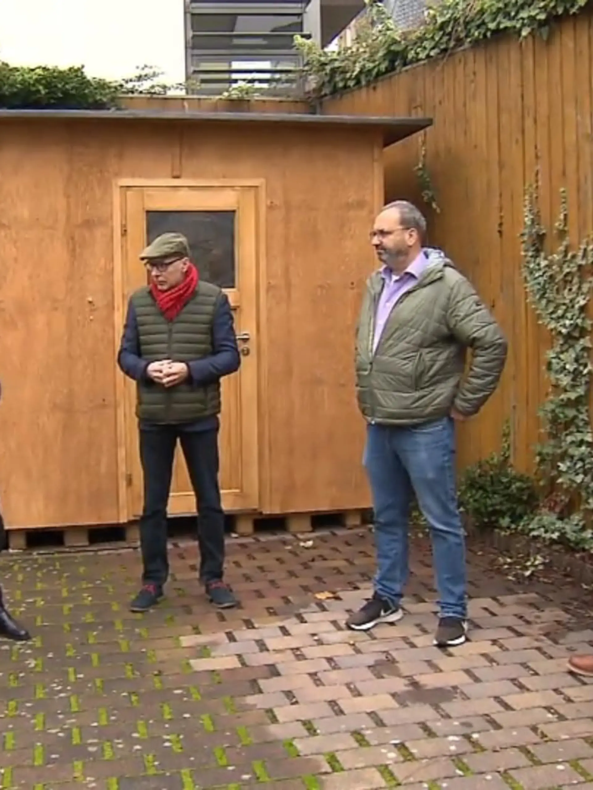Von besinnlicher Adventszeit spüren sie oft nichts: Für Obdachlose bricht mit dem Dezember die härteste Zeit des Jahres an. Ein Dach über dem Kopf zu haben – das ist im Winter noch einmal wichtiger als im Sommer. Doch etwa 150 Wiesbadener haben dieses Glück nicht. Wie das Projekt „Dach überm Kopf“ nun mit Holzhütten in der Innenstadt den festen Wohnsitz ersetzen will – im Video!