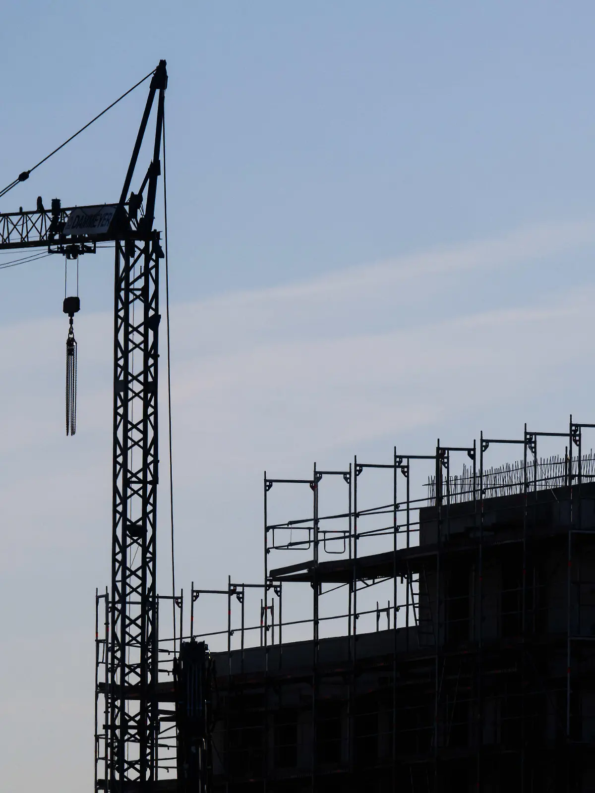 ARCHIV - 03.05.2022, Niedersachsen, Hannover: Bauarbeiter stehen im Neubaugebiet Kronsrode auf der Baustelle eines Mehrfamilienhauses. (zu dpa: "Wohnungswirtschaft: Regierung wird Bauziel «krachend verfehlen»") Foto: Julian Stratenschulte/dpa +++ dpa-Bildfunk +++