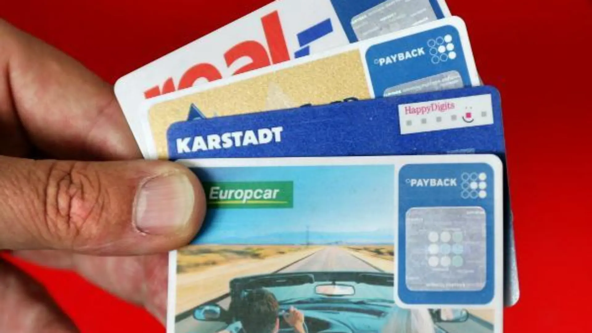 Bonus-Karten von Payback und HappyDigits werden in Düsseldorf zu einem Fächer zusammengehalten (Archivfoto vom 23.08.2004). Sie füllen mittlerweile bei fast jedem Deutschen das Portemonnaie. Und die Frage an der Kasse «Sammeln Sie Punkte?» ist beim Einkauf schon beinahe Standard. Mehr als 100 Millionen Kundenkarten sind derzeit im Umlauf. Und gerade im Weihnachtsgeschäft werden besonders eifrig Digits, Points oder Herzen gesammelt - sehr zur Freude des Handels. Doch die von Tankstellen, Parfümerien oder Kaufhäusern versprochenen Prämien sind oft «nur Augenwischerei»: Die Rabatte betragen im Schnitt höchstens 3 Prozent. Verbraucherschützer warnen zudem vor dem Missbrauch mit den Daten. Foto: Roland Weihrauch dpa +++(c) dpa - Bildfunk+++