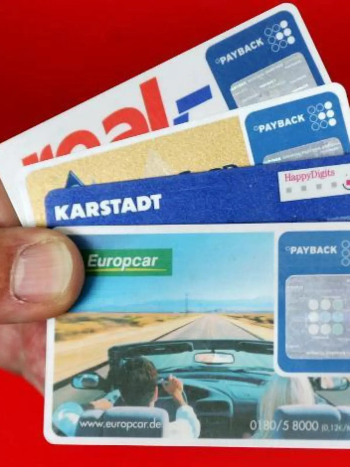 Bonus-Karten von Payback und HappyDigits werden in Düsseldorf zu einem Fächer zusammengehalten (Archivfoto vom 23.08.2004). Sie füllen mittlerweile bei fast jedem Deutschen das Portemonnaie. Und die Frage an der Kasse «Sammeln Sie Punkte?» ist beim Einkauf schon beinahe Standard. Mehr als 100 Millionen Kundenkarten sind derzeit im Umlauf. Und gerade im Weihnachtsgeschäft werden besonders eifrig Digits, Points oder Herzen gesammelt - sehr zur Freude des Handels. Doch die von Tankstellen, Parfümerien oder Kaufhäusern versprochenen Prämien sind oft «nur Augenwischerei»: Die Rabatte betragen im Schnitt höchstens 3 Prozent. Verbraucherschützer warnen zudem vor dem Missbrauch mit den Daten. Foto: Roland Weihrauch dpa +++(c) dpa - Bildfunk+++