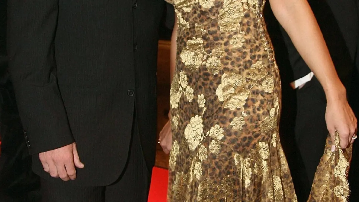 Der ehemalige Fußball-Nationalspieler Lothar Matthäus und seine Frau Marijana Kostic kommen am Freitag (21.09.2007) in München zu der "United People Charity Night 2007". Die Veranstaltung fand zugunsten des Vereins "Power Child e. V." statt. Viel Prominenz aus Film, Show, Wirtschaft, Politik und Sport gab sich zu der Gala ein Stelldichein. Seit vier Jahren setzt sich der Verein gegen sexuellen Missbrauch von Kindern und Jugendlichen ein. Foto: Ursula Düren dpa/lby +++(c) dpa - Bildfunk+++
