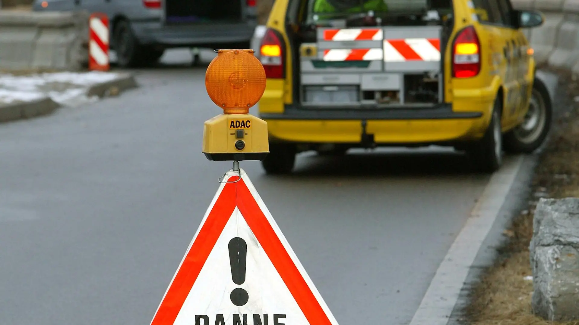 Ein Auto, das mit einer Panne liegen geblieben ist, wird am Dienstag (07.02.2006) auf der Autobahn Raststätte Sindelfinger Wald vom ADAC abgesichert (gestellte Situation, Illustration zum Thema "ADAC gibt Pannenhilfe-Bilanz 2005 bekannt"). Die Pannenhelfer des Automobilclubs ADAC haben im vergangenen Jahr in Baden-Württemberg einen neuen Einsatzrekord aufgestellt. Insgesamt wurden landesweit 377 600 Hilfseinsätze gezählt. Das sind knapp 22 000 Einsätze mehr als 2004 . Foto: Harry Melchert dpa/lsw +++(c) dpa - Bildfunk+++