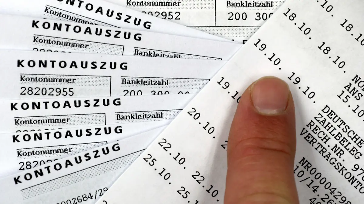 ARCHIV - ILLUSTRATION - Ein Finger zeigt auf einen Kontoauszug, aufgenommen am 16.02.2005 in Schwerin. Steuersünder mit einem Konto in der Schweiz müssen sich nach einem Bericht der «Frankfurter Allgemeinen Zeitung» (FAZ/Online-Ausgabe) möglicherweise auf ein Strafverfahren einstellen. Ein Informant habe der deutschen Finanzverwaltung die Daten von 1500 Kapitalanlegern angeboten. Für die Daten verlange der Mann 2,5 Millionen Euro, berichtete die Zeitung am Freitag (29.01.2010) in ihrerOnline-Ausgabe. Bundesfinanzminister Schäuble überlege derzeit, ob er sich auf den Handel einlassen solle.  Foto: Jens Büttner dpa  +++(c) dpa - Bildfunk+++