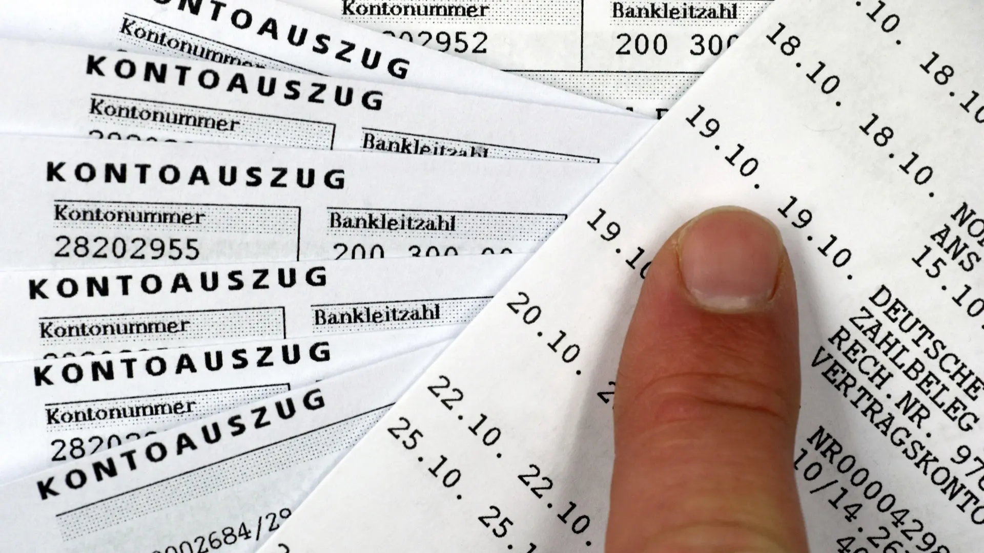 ARCHIV - ILLUSTRATION - Ein Finger zeigt auf einen Kontoauszug, aufgenommen am 16.02.2005 in Schwerin. Steuersünder mit einem Konto in der Schweiz müssen sich nach einem Bericht der «Frankfurter Allgemeinen Zeitung» (FAZ/Online-Ausgabe) möglicherweise auf ein Strafverfahren einstellen. Ein Informant habe der deutschen Finanzverwaltung die Daten von 1500 Kapitalanlegern angeboten. Für die Daten verlange der Mann 2,5 Millionen Euro, berichtete die Zeitung am Freitag (29.01.2010) in ihrerOnline-Ausgabe. Bundesfinanzminister Schäuble überlege derzeit, ob er sich auf den Handel einlassen solle.  Foto: Jens Büttner dpa  +++(c) dpa - Bildfunk+++
