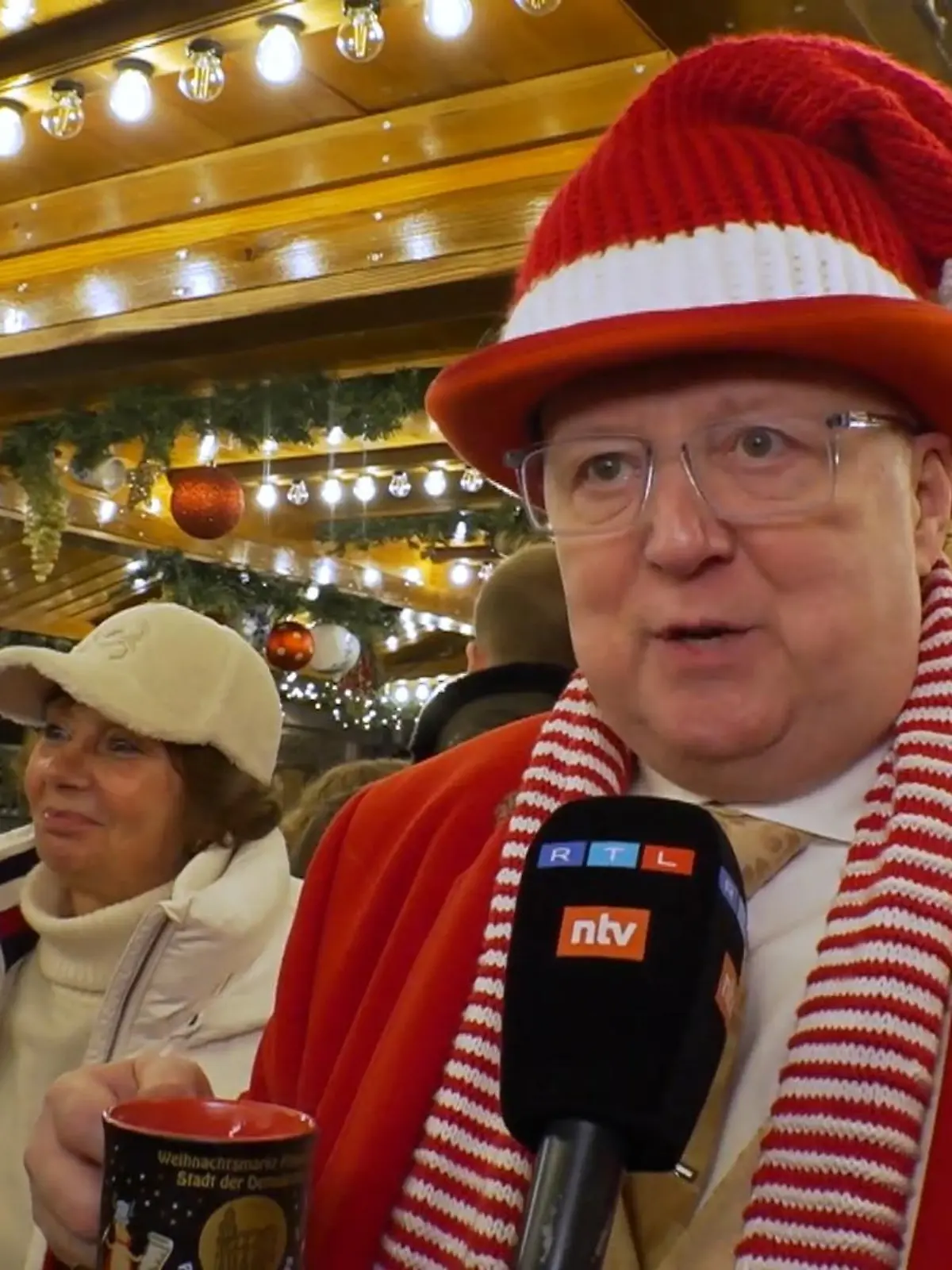 Sind Hessens Promis eigentlich schon in Weihnachtsstimmung? RTL-Society-Reporter Jens Prewo hat auf dem Frankfurter Weihnachtsmarkt bei Comedian Thomas Bäppler-Wolf alias Bäppi la Belle, Herrenschneider Stephan Görner und Malerin Diana Eger nachgefragt. Und es gibt sogar ein Christkind unter ihnen!