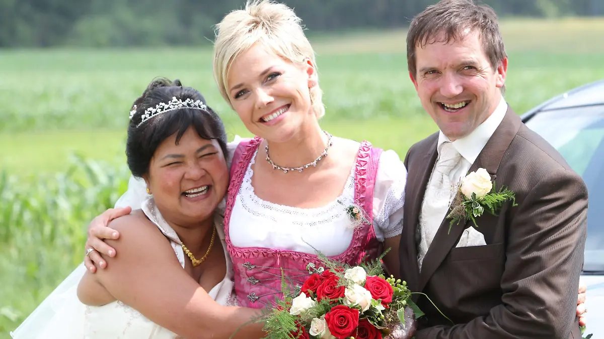 Bei Josef und Narumol (hier bei ihrer Hochzeit mit Moderatorin Inka Bause), dem Kult-Paar aus der vierten Staffel, hält das große Liebesglück weiterhin an. Die beiden feiern gemeinsam mit Narumols Tochter Jenny den ersten Geburtstag ihrer Tochter Jorafina.