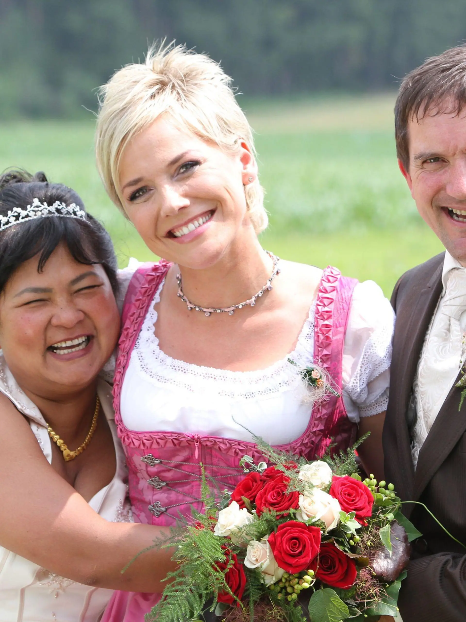 Bei Josef und Narumol (hier bei ihrer Hochzeit mit Moderatorin Inka Bause), dem Kult-Paar aus der vierten Staffel, hält das große Liebesglück weiterhin an. Die beiden feiern gemeinsam mit Narumols Tochter Jenny den ersten Geburtstag ihrer Tochter Jorafina.