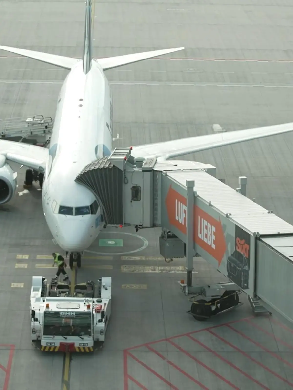 Wir erinnern uns noch alle an die Bilder von überfüllten Flughäfen und gestrandeten Passagieren. Das Flugchaos hielt Reisende wochenlang in Bann. Der Ärger ist bei vielen mittlerweile verflogen, doch dies sollte kein Grund sein, auf sein Geld zu verzichten! Denn eine Entschädigung können Urlauber bei Ausfällen und Verspätungen auch jetzt noch einfordern. Wann genau und wie das geht, erklären Rechtsexpertin Claudia Brosche und Jan Stupnanek von der Verbraucherzentrale Nordrhein-Westfalen unserem Reporter Tobias Deckert im Video.