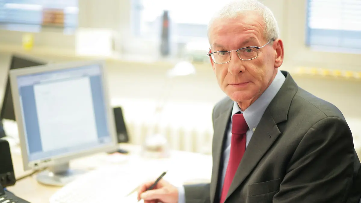 Schuldnerberater Peter Zwegat hilft Familien aus der Schuldenfalle. # Foto: RTL / Stefan Gregorowius