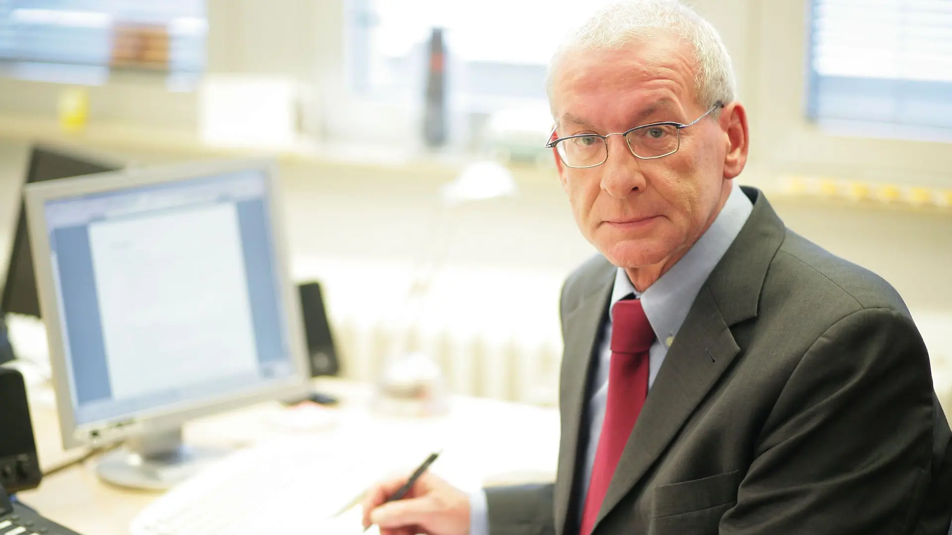 Schuldnerberater Peter Zwegat hilft Familien aus der Schuldenfalle. # Foto: RTL / Stefan Gregorowius