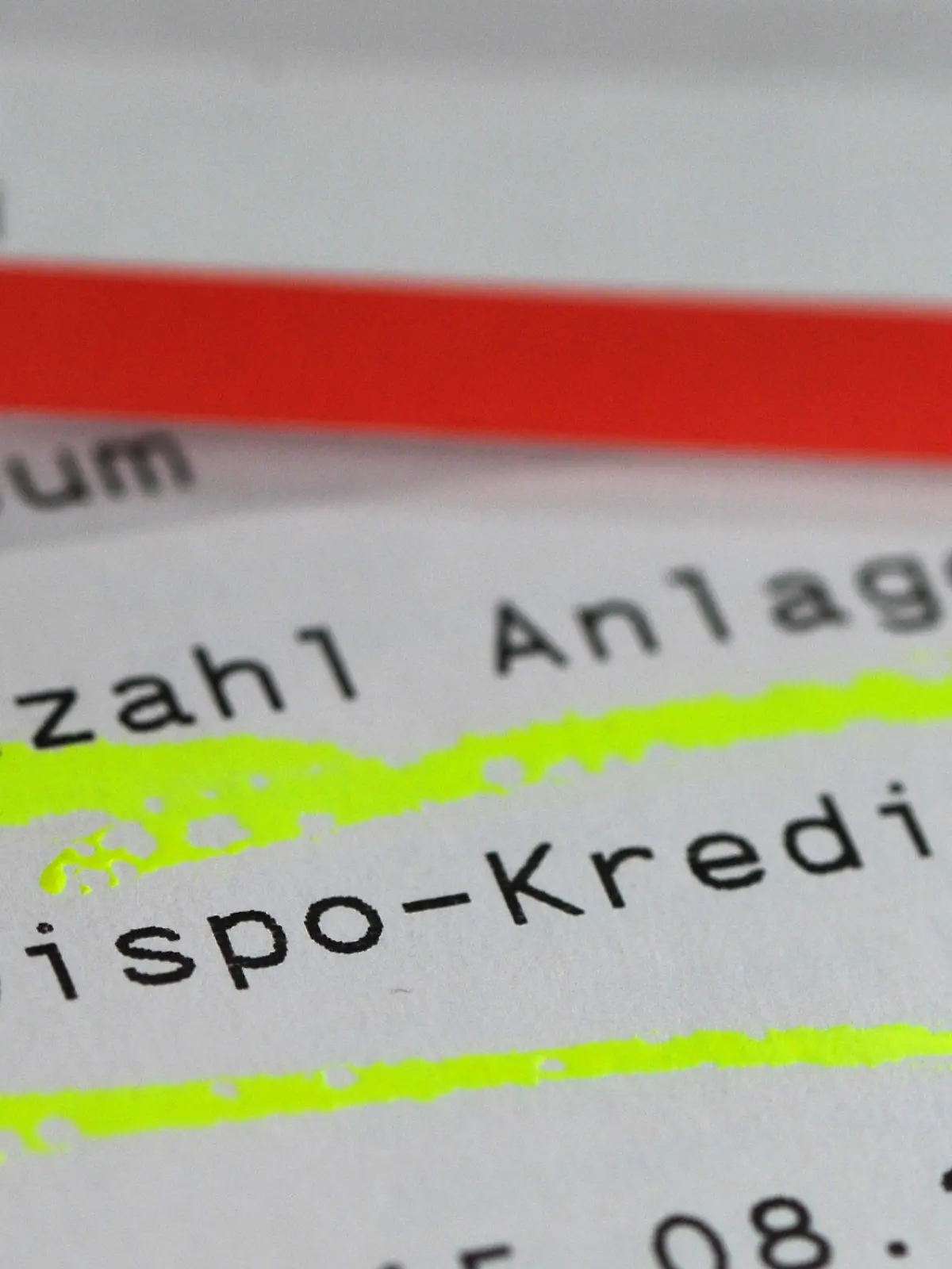 ILLUSTRATION - Auf einem Kontoauszug sind am 15.10.2012 in Berlin Angaben zum Dispositionskredit zu lesen. Stiftung Warentest gibt am Dienstag (16.10.) eine Pressekonferenz zu Dispozinsen der deutschen Banken. Foto: Jens Kalaene/dpa  +++(c) dpa - Bildfunk+++