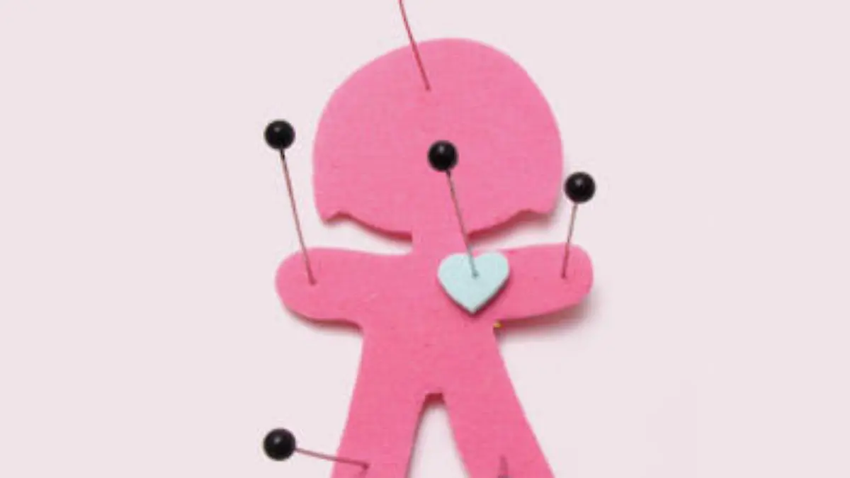 rache voodoo puppe istock