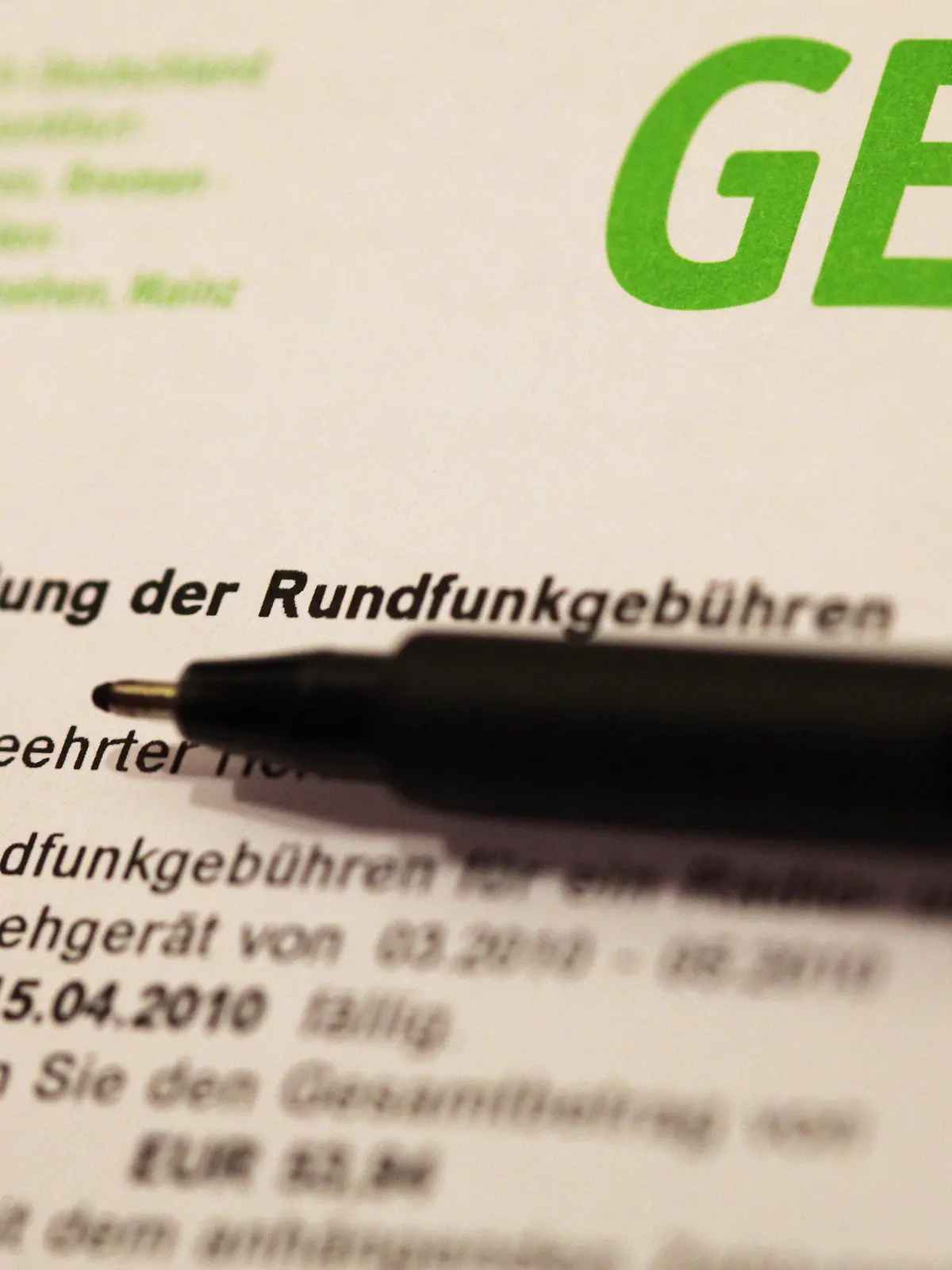 ARCHIV - Eine Rechnung der Gebühreneinzugszentrale der öffentlich rechtlichen Rundfunkanstalten (GEZ) für Radio und Fernsehen an einen Privathaushalt mit dem neuen GEZ-Logo, aufgenommen am 31.03.2010. Die Rundfunkgebühr für ARD und ZDF soll umgekrempelt werden. Damit rückt auch die ungeliebte Gebühreneinzugszentrale GEZ ins Blickfeld.Vor einer wichtigen Ministerpräsidenten-Runde werden Rufe nach einer Abschaffung oder Verkleinerung der GEZ laut. Foto: Daniel Karmann dpa/lby  +++(c) dpa - Bildfunk+++