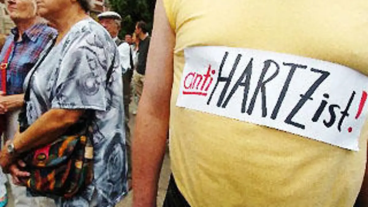Ein Teilnehmer einer Demonstration hat sich am Donnerstag (19.08.2004) in Erfurt das Wort "antiHARTZist !" auf sein Shirt geklebt. Etwa 4000 Menschen haben in der thüringischen Landeshauptstadt trotz der Zugeständnisse der Bundesregierung gegen die Hartz IV-Reform demonstriert. Mit Transparenten und Trillerpfeifen machten sie ihrem Ärger Luft. Foto: Martin Schutt dpa/lth