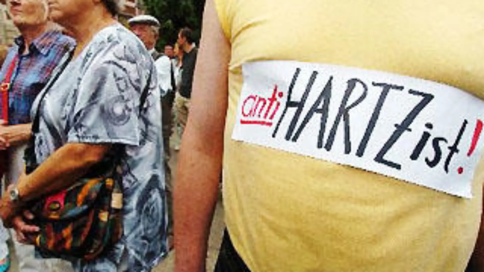 Ein Teilnehmer einer Demonstration hat sich am Donnerstag (19.08.2004) in Erfurt das Wort "antiHARTZist !" auf sein Shirt geklebt. Etwa 4000 Menschen haben in der thüringischen Landeshauptstadt trotz der Zugeständnisse der Bundesregierung gegen die Hartz IV-Reform demonstriert. Mit Transparenten und Trillerpfeifen machten sie ihrem Ärger Luft. Foto: Martin Schutt dpa/lth