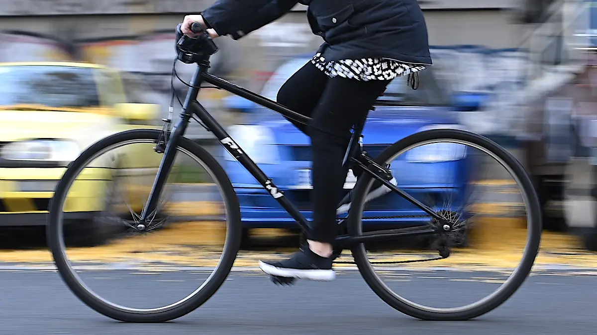 13.11.2020, Berlin: Eine junge Frau fährt mit ihrem Fahrrad eine Straße entlang. Heute findet ein Online-Symposium des Allgemeinen Deutschen Fahrrad-Clubs (ADFC) statt. Foto: Britta Pedersen/dpa-Zentralbild/dpa +++ dpa-Bildfunk +++