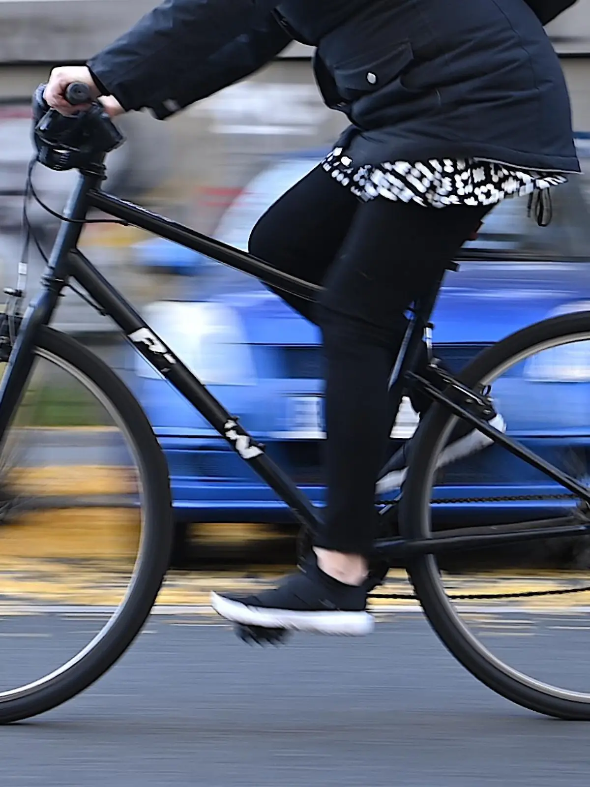 13.11.2020, Berlin: Eine junge Frau fährt mit ihrem Fahrrad eine Straße entlang. Heute findet ein Online-Symposium des Allgemeinen Deutschen Fahrrad-Clubs (ADFC) statt. Foto: Britta Pedersen/dpa-Zentralbild/dpa +++ dpa-Bildfunk +++