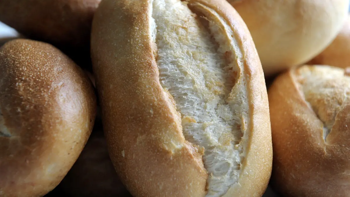 ARCHIV - Frische Brötchen liegen am Freitag (31.07.2009) auf einem Teller in Düsseldorf. Die Deutschen lassen sich ihre Brötchen weiter schmecken. Jeder Bundesbürger habe im zurückliegenden Wirtschaftsjahr durchschnittlich 84,2 Kilo Brot, Brötchen und Gebäck gegessen, teilte der Verband Deutscher Mühlen am Dienstag in Berlin mit. Im Jahr zuvor war es nach Angaben der GMF Vereinigung Getreide-, Markt- und Ernährungsforschung mit 84,6 Kilogramm nur wenig mehr. Foto: Federico Gambarini dpa/lnw (zu dpa 0354 vom 18.08.2009) +++(c) dpa - Bildfunk+++