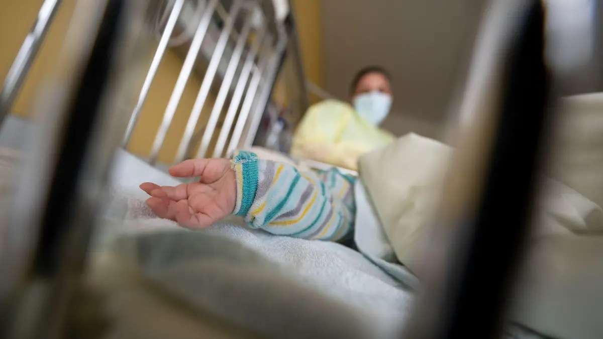ARCHIV - 25.11.2021, Baden-Württemberg, Stuttgart: Ein am Respiratorischen Synzytial-Virus (RS-Virus oder RSV) erkrankter Patient liegt auf einer Kinderstation des Olgahospitals des Klinkums Stuttgart in einem Krankenbett. Die Kinderkliniken in Deutschland haben aktuell große Schwierigkeiten, alle schwerstkranken kleinen Patienten zu versorgen. (zu dpa «Kinderkliniken am Limit wegen Welle von Atemwegsinfekten») Foto: Marijan Murat/dpa +++ dpa-Bildfunk +++