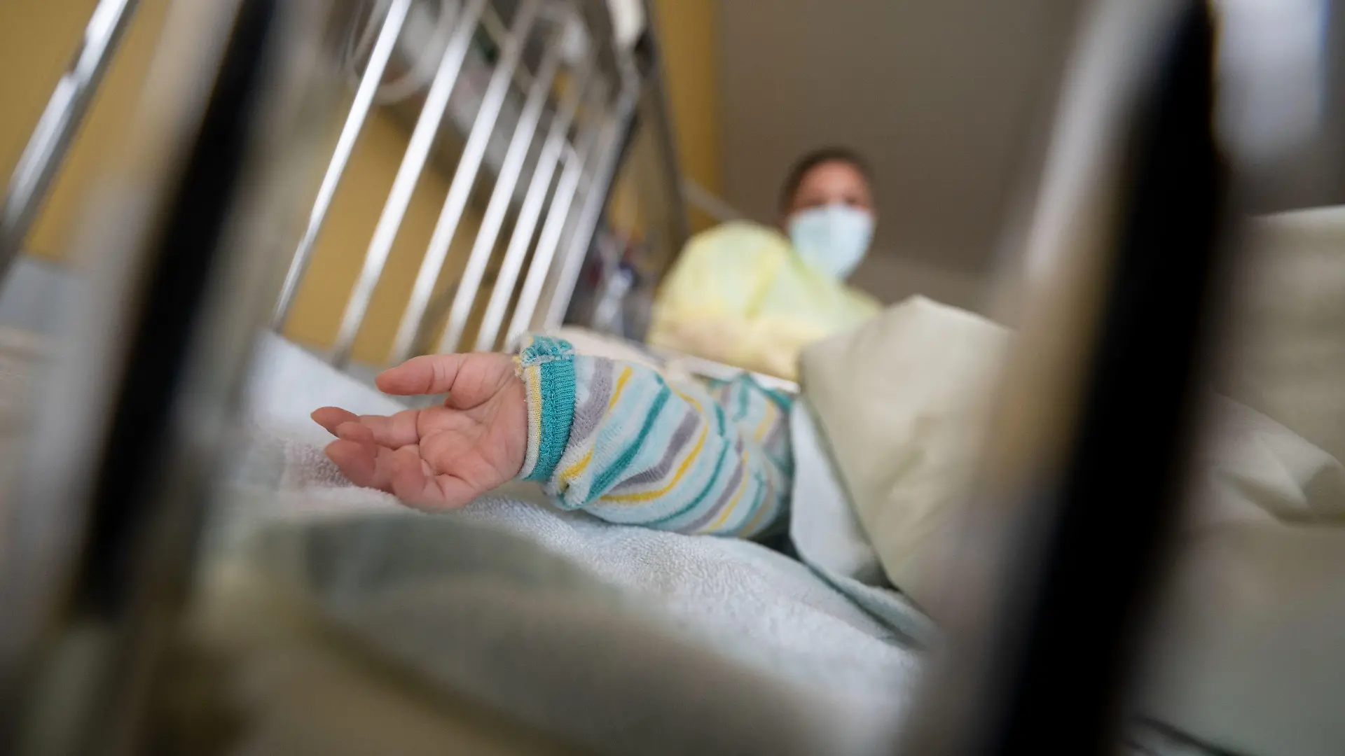 ARCHIV - 25.11.2021, Baden-Württemberg, Stuttgart: Ein am Respiratorischen Synzytial-Virus (RS-Virus oder RSV) erkrankter Patient liegt auf einer Kinderstation des Olgahospitals des Klinkums Stuttgart in einem Krankenbett. Die Kinderkliniken in Deutschland haben aktuell große Schwierigkeiten, alle schwerstkranken kleinen Patienten zu versorgen. (zu dpa «Kinderkliniken am Limit wegen Welle von Atemwegsinfekten») Foto: Marijan Murat/dpa +++ dpa-Bildfunk +++