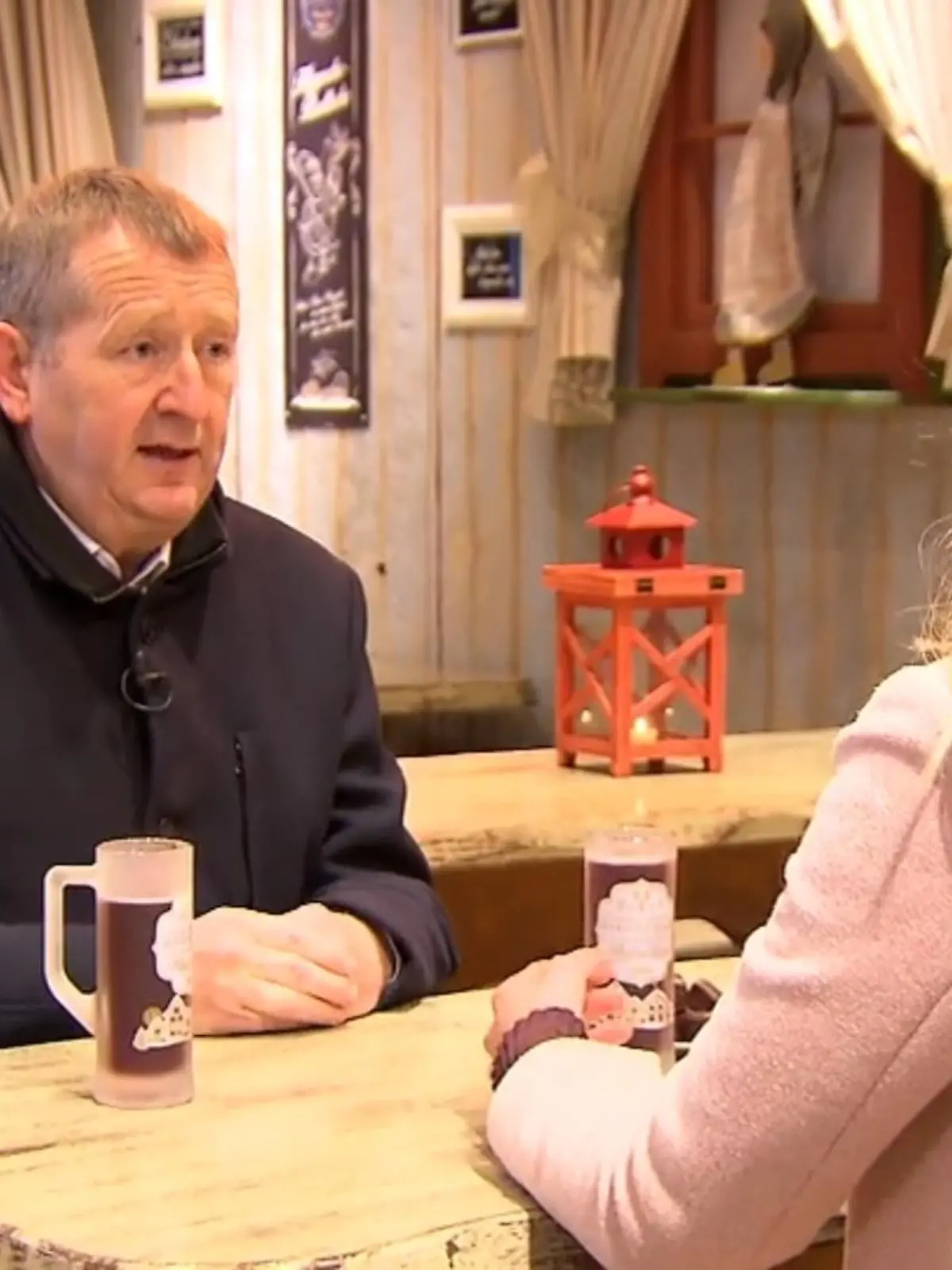 Ein neuer Tag, ein neuer hessischer Spitzenpolitiker. Auch am zweiten Tag der RTL Hessen-Weihnachtsinterviews bleibt es spannend. Unsere Reporterin Viktoria Enzenauer hat den Vorsitzenden der SPD-Fraktion, Günter Rudolph, in der Wiesbadener Winsterstubb, zu einem Gespräch getroffen. Welche politischen Ziele der Fraktionsvorsitzende für das kommende Jahr verfolgt und wie er die Weihnachtsfeiertage verbringen wird, zeigen wir im Video.